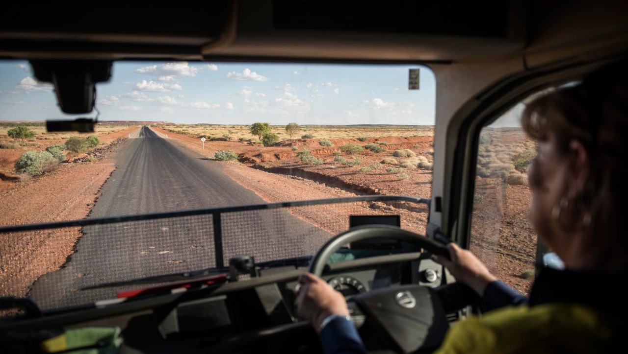 Mirando la carretera del desierto.