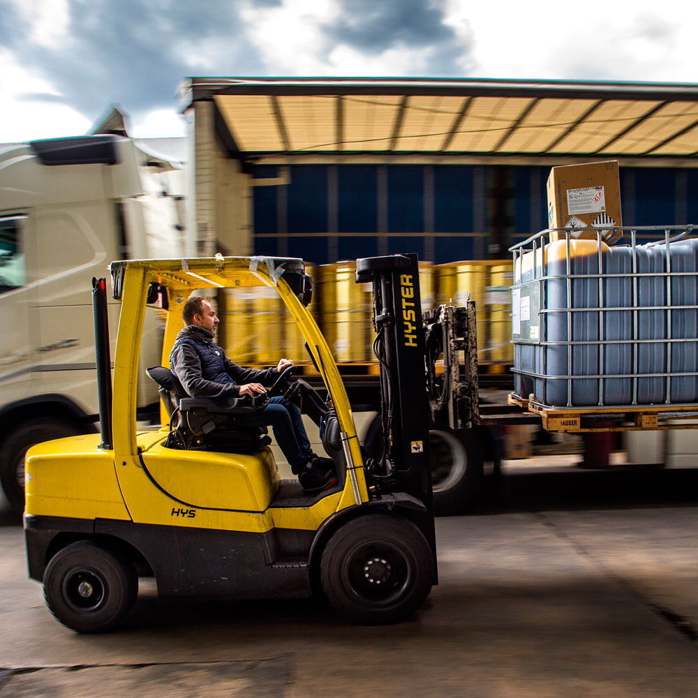 Las mañanas y las tardes en las instalaciones de Sartori son extremadamente ajetreadas cuando los camiones se cargan y descargan.