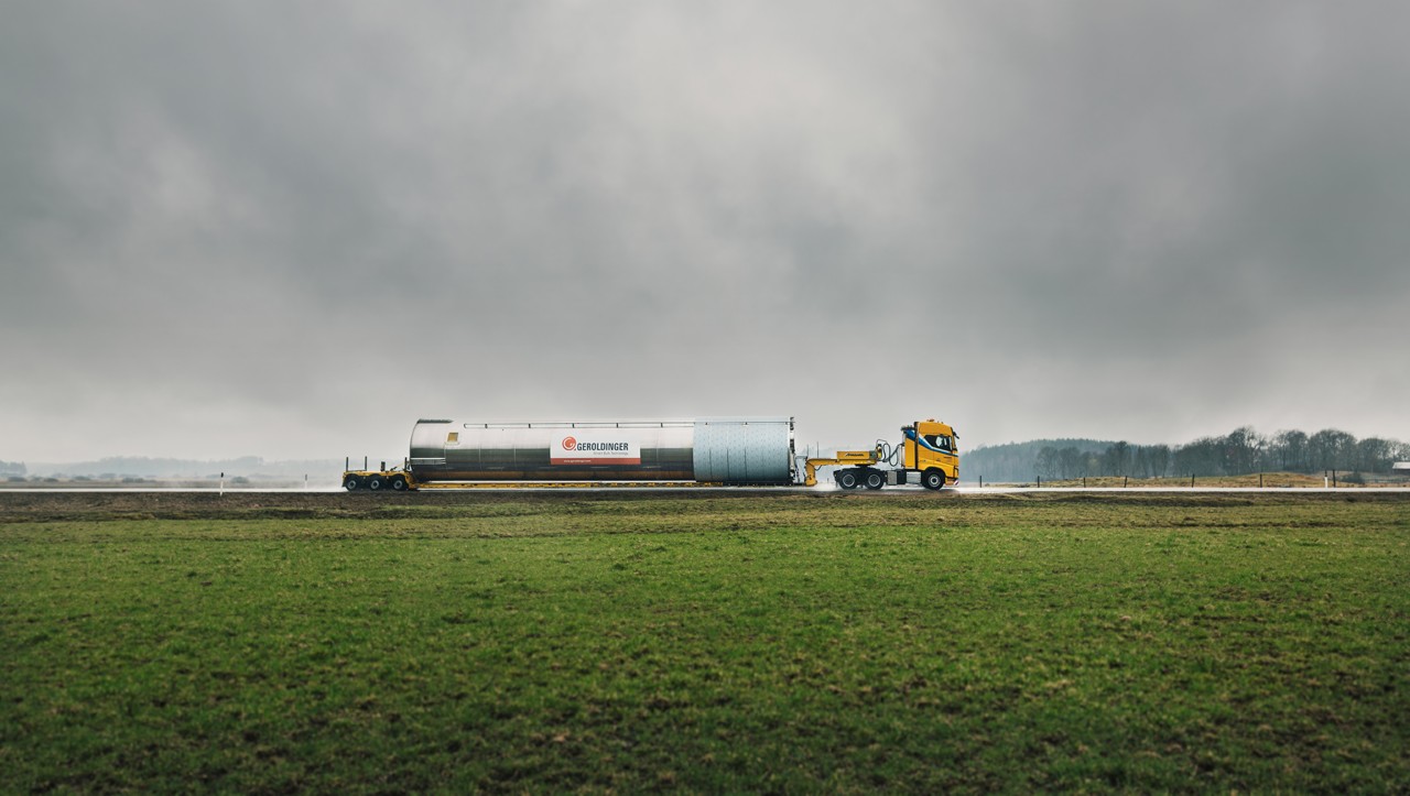 Transporte de silos bajo la lluvia