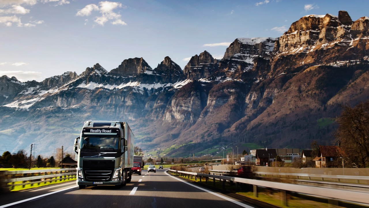 Volvo FH conduciendo frente a un paisaje montañoso