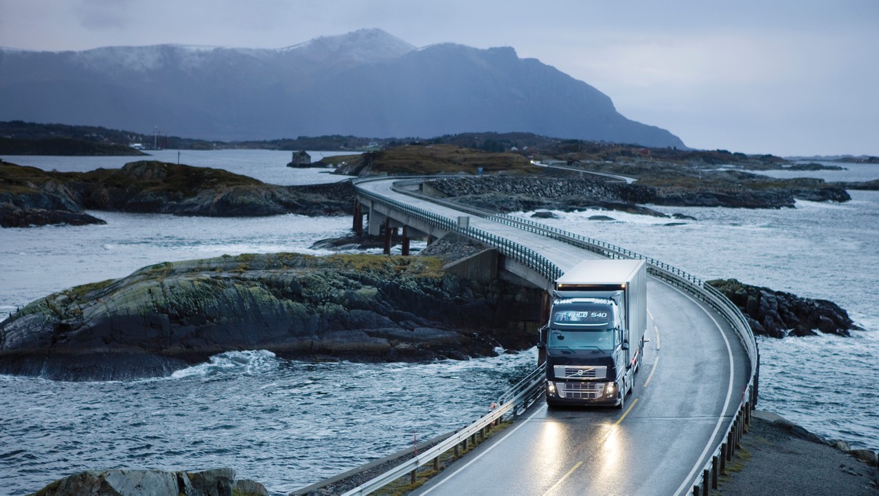 Volvo FH conduciendo por un puente sinuoso